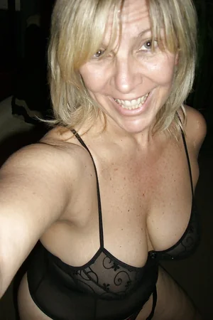 Rubia madura con figura bien conservada — foto 8
