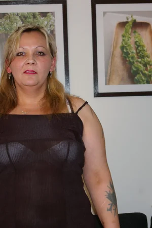 Madura corpulent se despe antes do sexo — foto 1