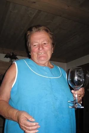 Nonna cicciciona ubriaca mostra la figa — foto 1