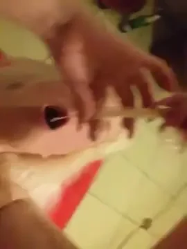 Mulher despeja sperm de camisinha na boca