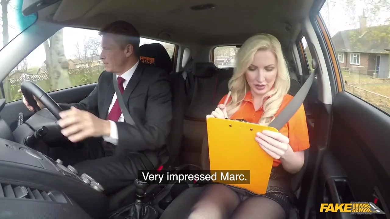 Instructrice sexy baisant avec un conducteur décent dans la voiture