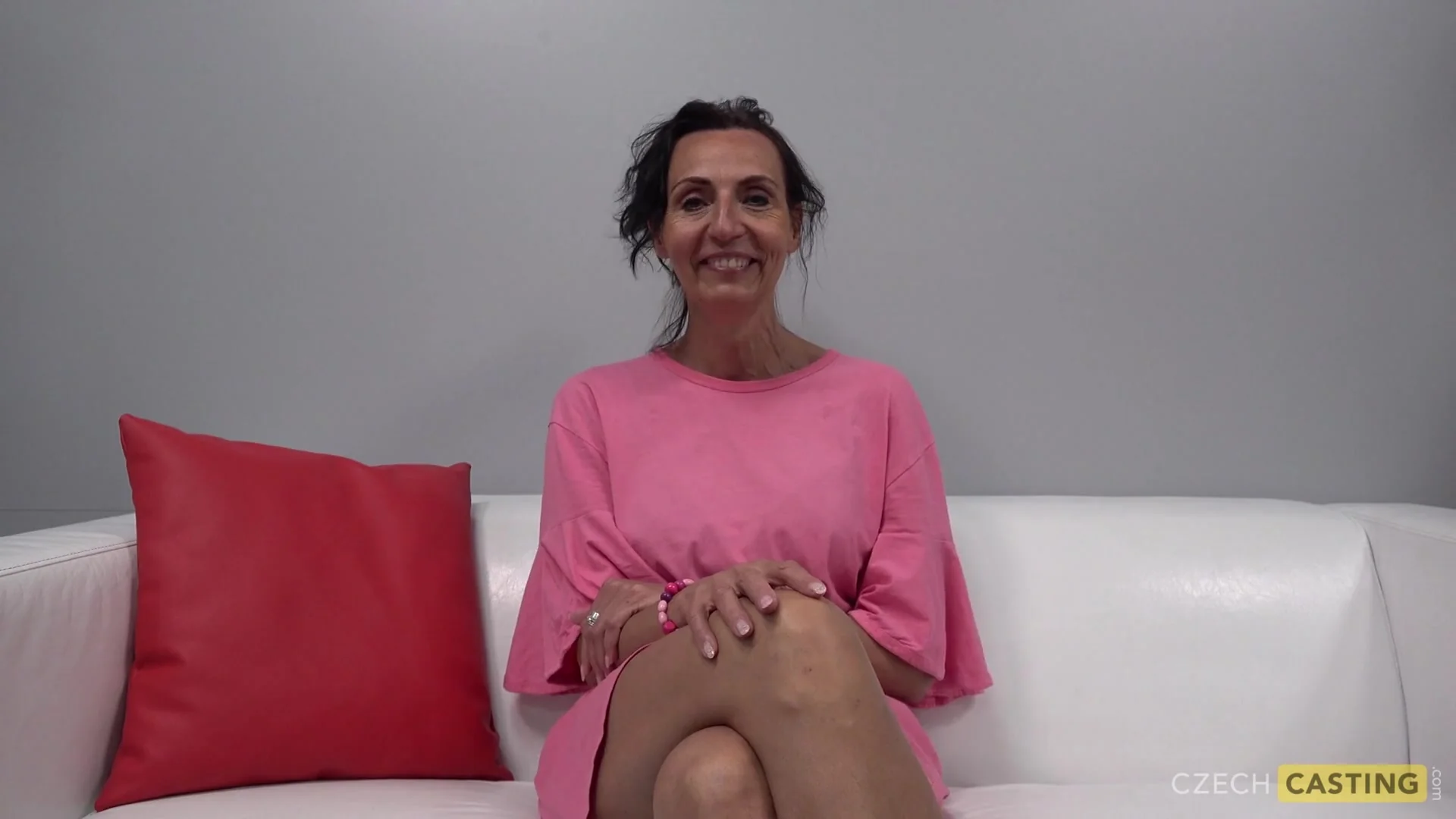 Milf tcheca sarada lambuzada de óleo masturba pau em teste pornô
