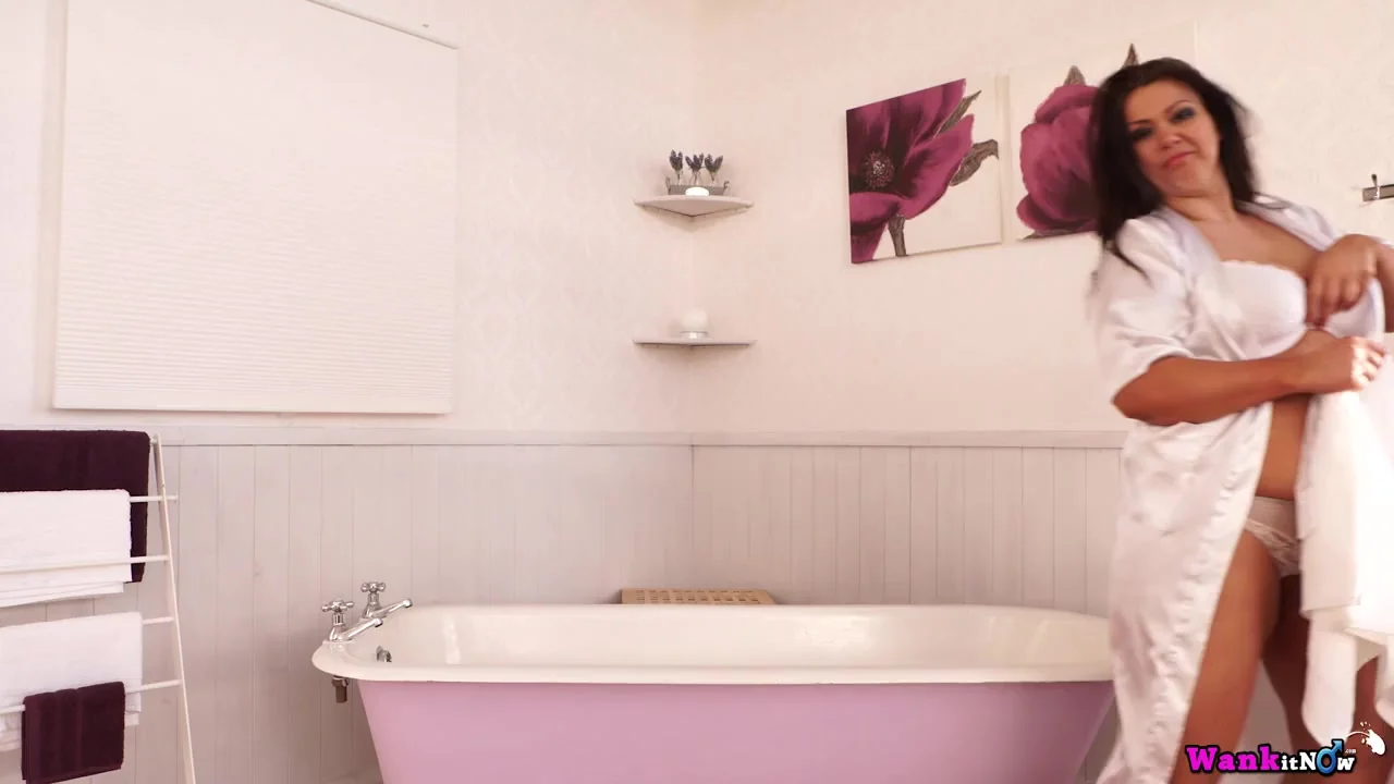 Jolie fille ronde montrant ses seins naturels et sa chatte lisse avant le bain