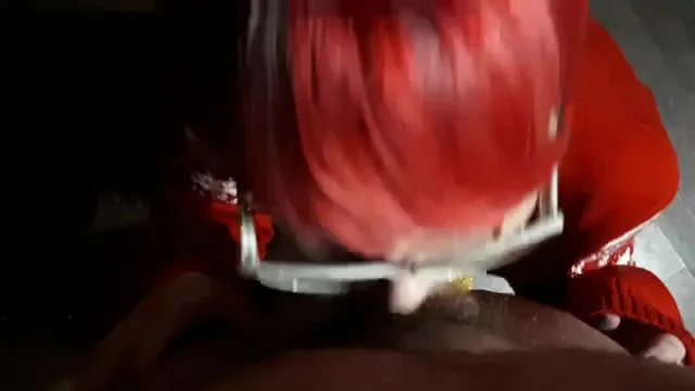 Ragazza dai capelli rossi succhia il cazzo